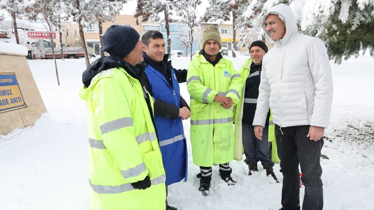 Eyyübiye Belediyesi kar mesaisinde — Şanlıurfa’da yollar ve kaldırımlar temizleniyor