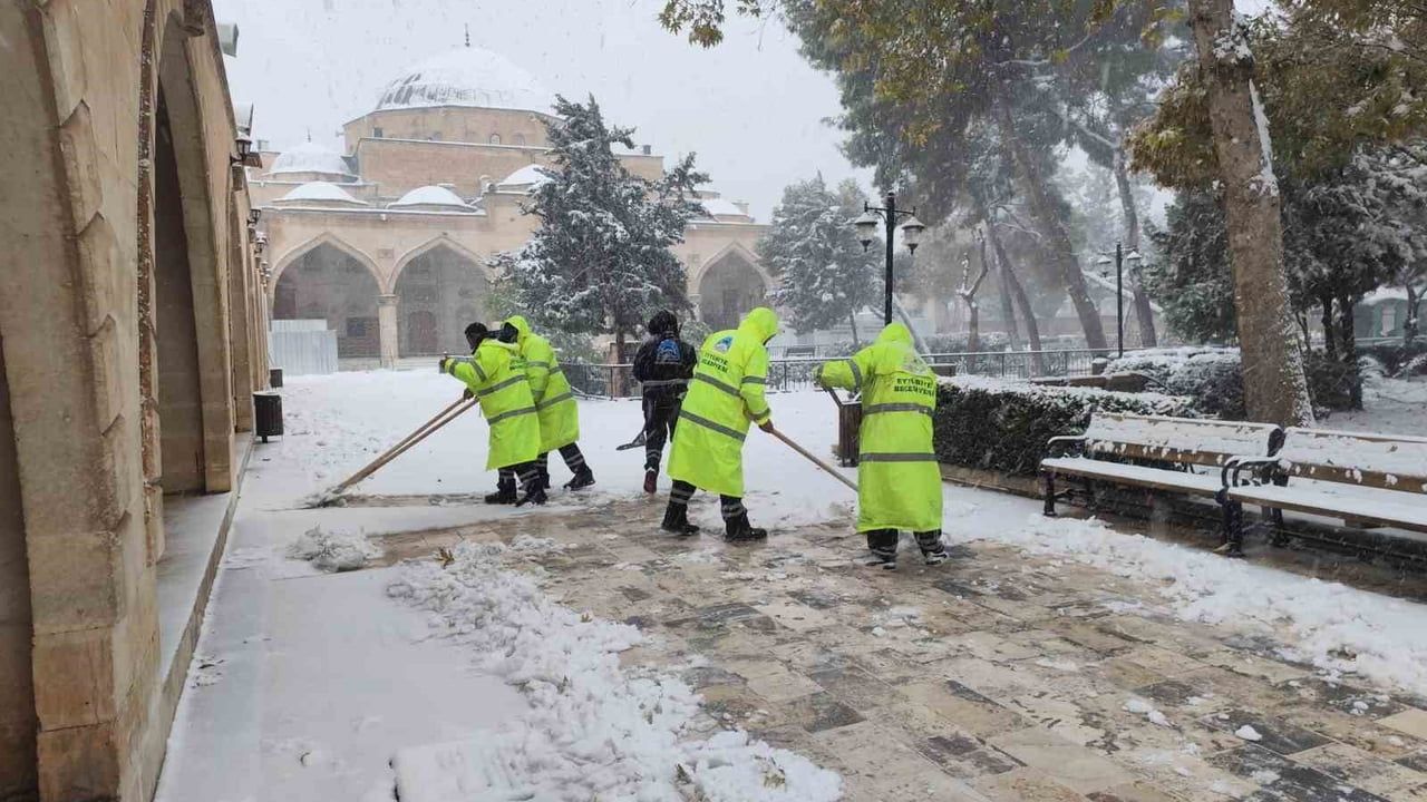 Eyyübiye Belediyesi Şanlıurfa'da karla mücadeleyi sürdürüyor