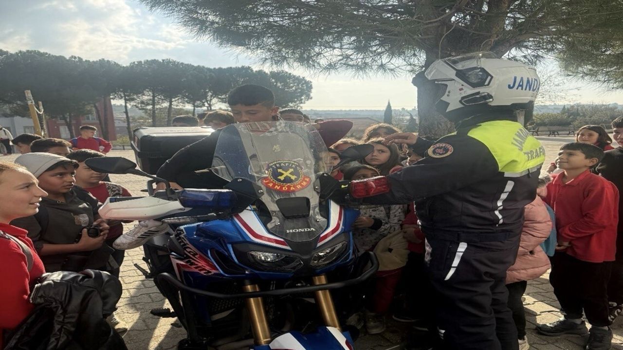 Ezine'de Trafik Jandarması İlköğretimde Trafik Bilgilendirmesi Yaptı