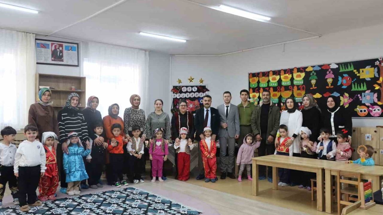 Fatih Erdoğan Nene Hatun Anaokulu'nda öğrencilere süt ve simit ikram etti