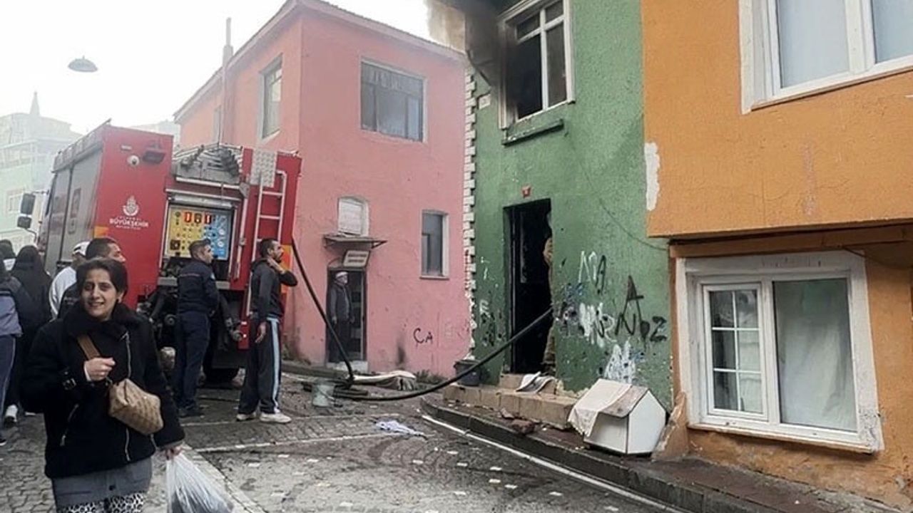 Fatih'te 2 katlı binada yangın paniği