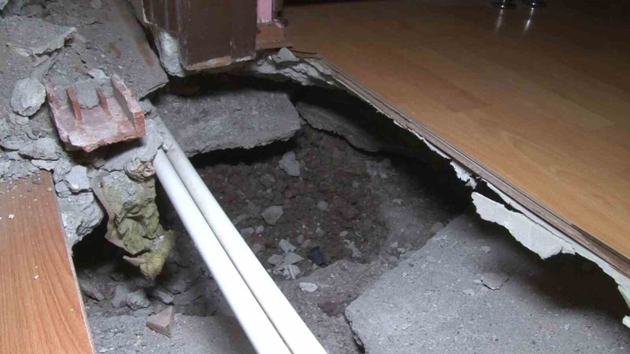 Fatih’te 4 katlı binada zemin çökmesi iddiası: Giriş katta çukur oluştu