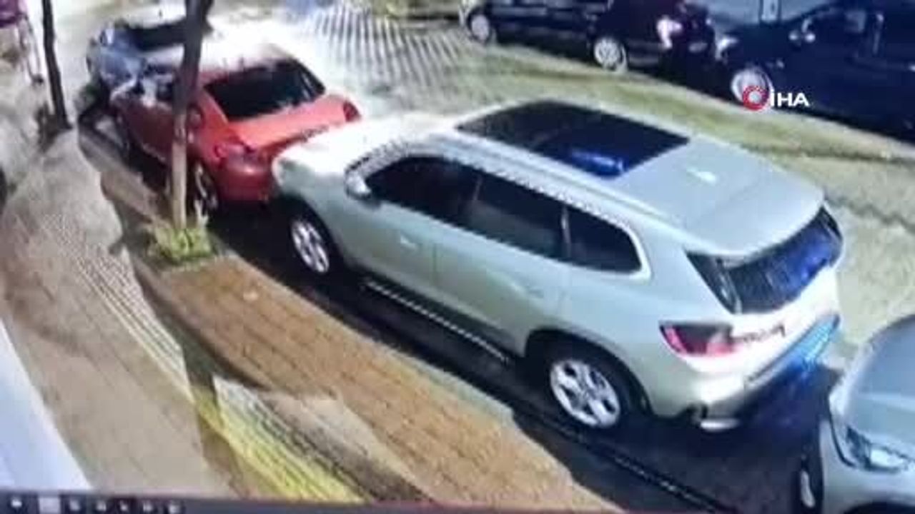 Fatih'te hafif ticari araç taksiye çarptı; sürücü yoluna devam etti