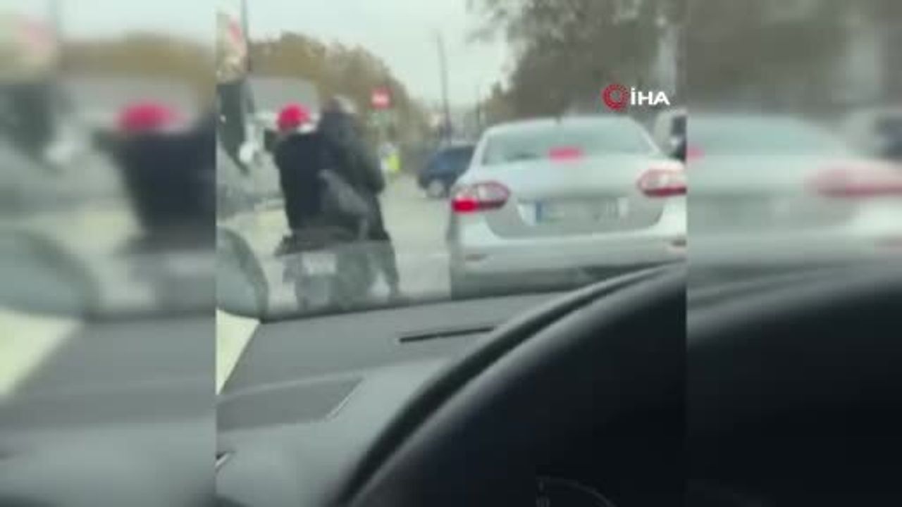 Fatih'te motosikletli sürücü tartıştığı araca tekme attı