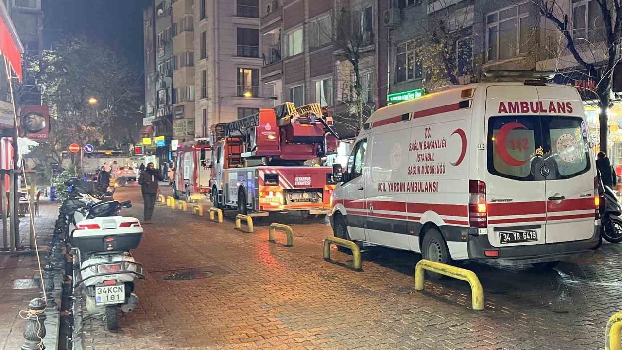 Fatih'te otoparkta başlayan yangın bitişikteki 2 katlı binaya sıçradı