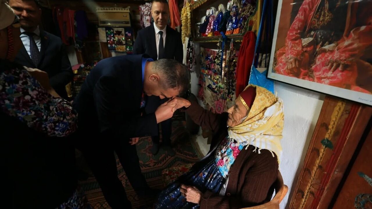 Fatmana'nın Hayali Gerçekleşti: Vali Dr. İdris Akbıyık Evinde Ziyaret Etti