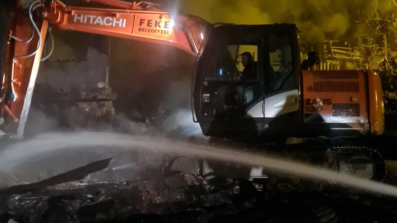 Feke'de gece yangını: ev kül oldu, okul lojmanı zarar gördü
