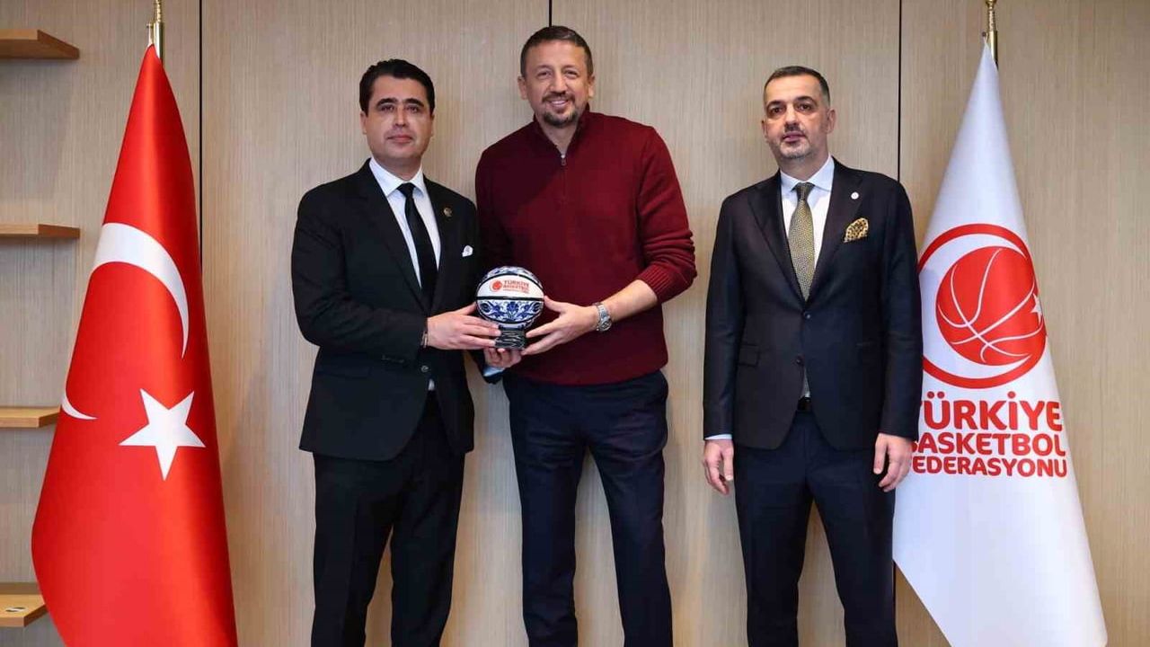 Fenerbahçe heyeti TBF Başkanı Hidayet Türkoğlu'nu ziyaret etti