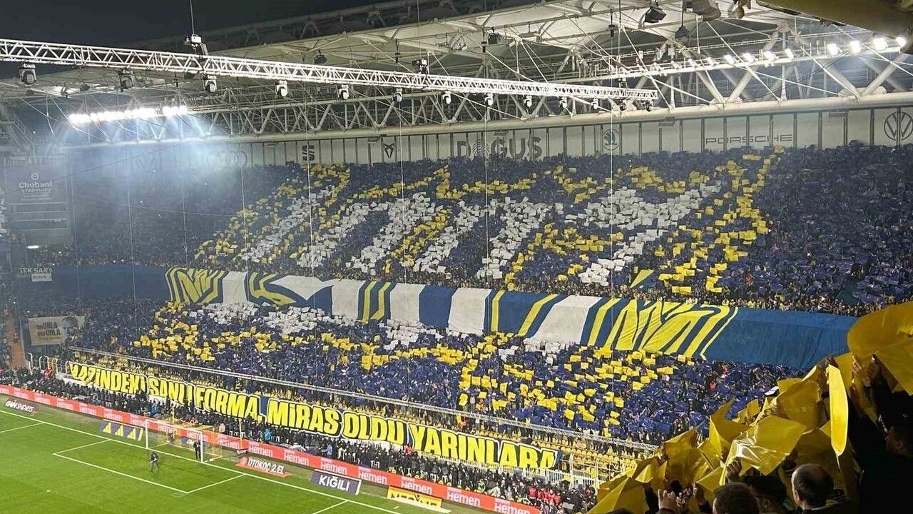 Fenerbahçe taraftarlarından derbiye özel koreografi