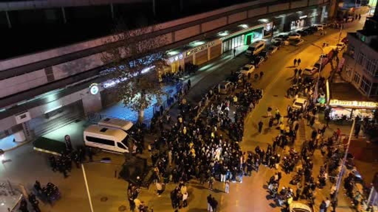 Fenerbahçeli taraftarlar Sadettin Saran için stat önünde toplandı