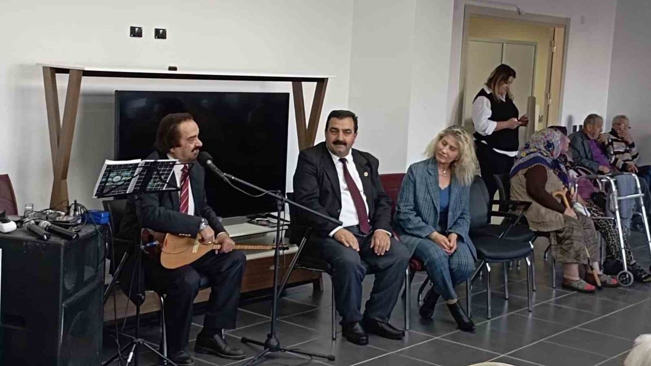 Fethi Yılmaz Sezer Huzurevi'nde müzikli etkinlik ile moral ve sosyalleşme