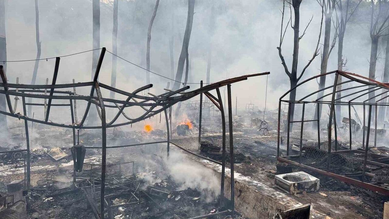 Fethiye'de karavan ve bungalov yangını: onlarca yapı küle döndü