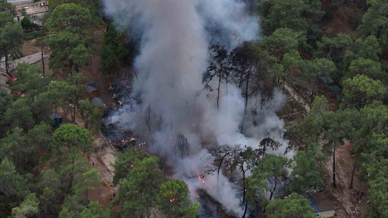 Fethiye'de karavanda çıkan yangın ormana sıçradı, ekipler müdahale ediyor