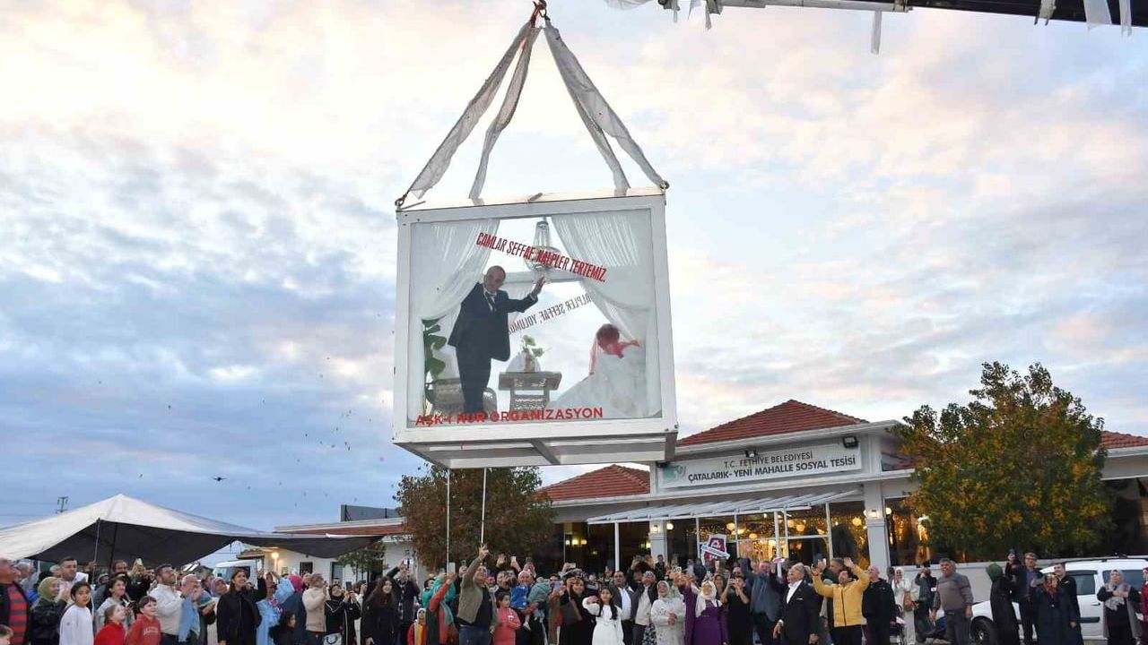 Fethiye'de sıra dışı düğün: Gelin ve damat cam vitrine konuldu