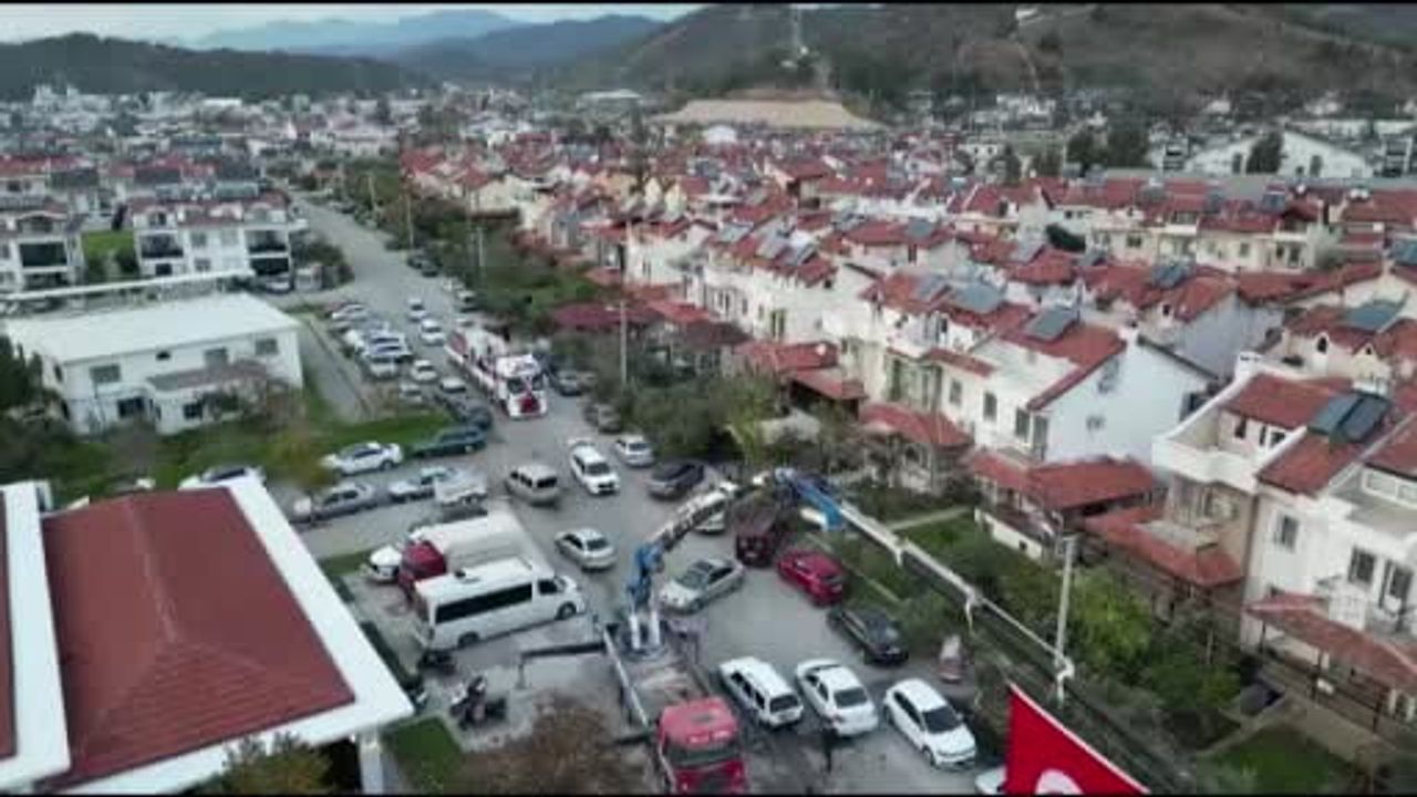 Fethiye'de sıra dışı düğün: Gelin ve damat cam vitrinle tırda taşındı
