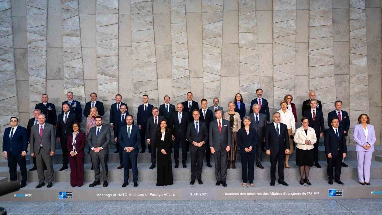 Fidan, Brüksel’de NATO Dışişleri Bakanları ile aile fotoğrafı çektirdi