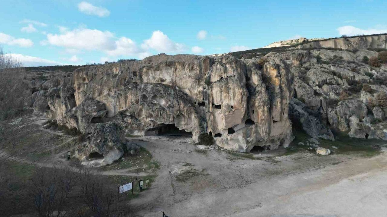 Frig Vadisi'nde Kayaya Oyulmuş 3 Katlı Yapının 3. Katındaki Alaturka Tuvalet