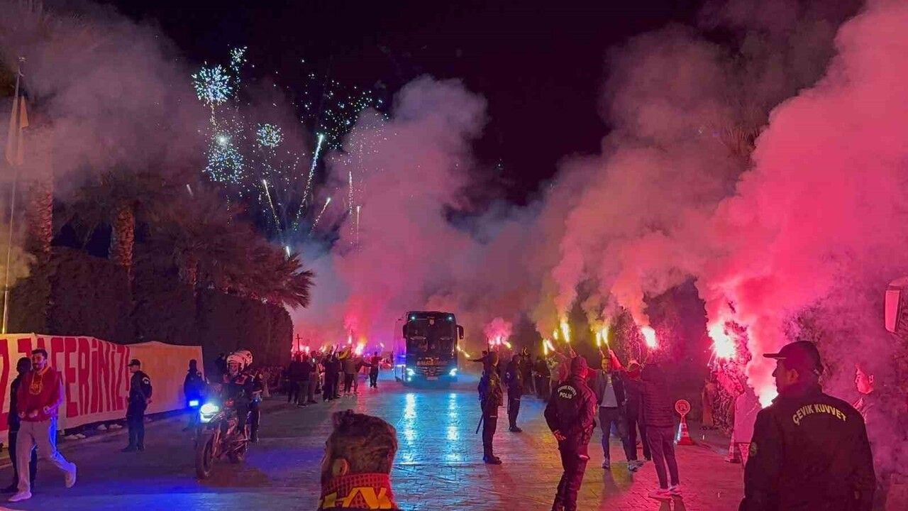 Galatasaray Antalya'da UEFA Şampiyonlar Ligi melodisiyle karşılandı