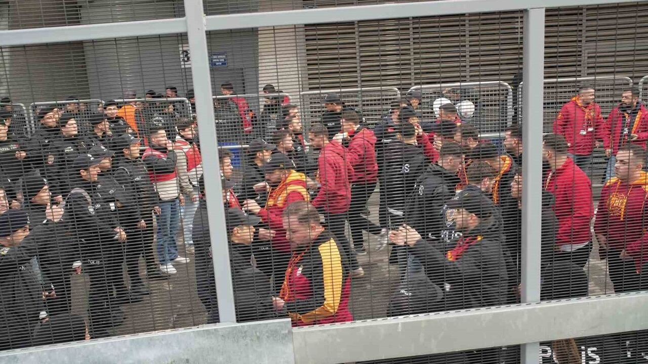 Galatasaraylı Taraftarlar Derbi İçin Kadıköy'e Gitti