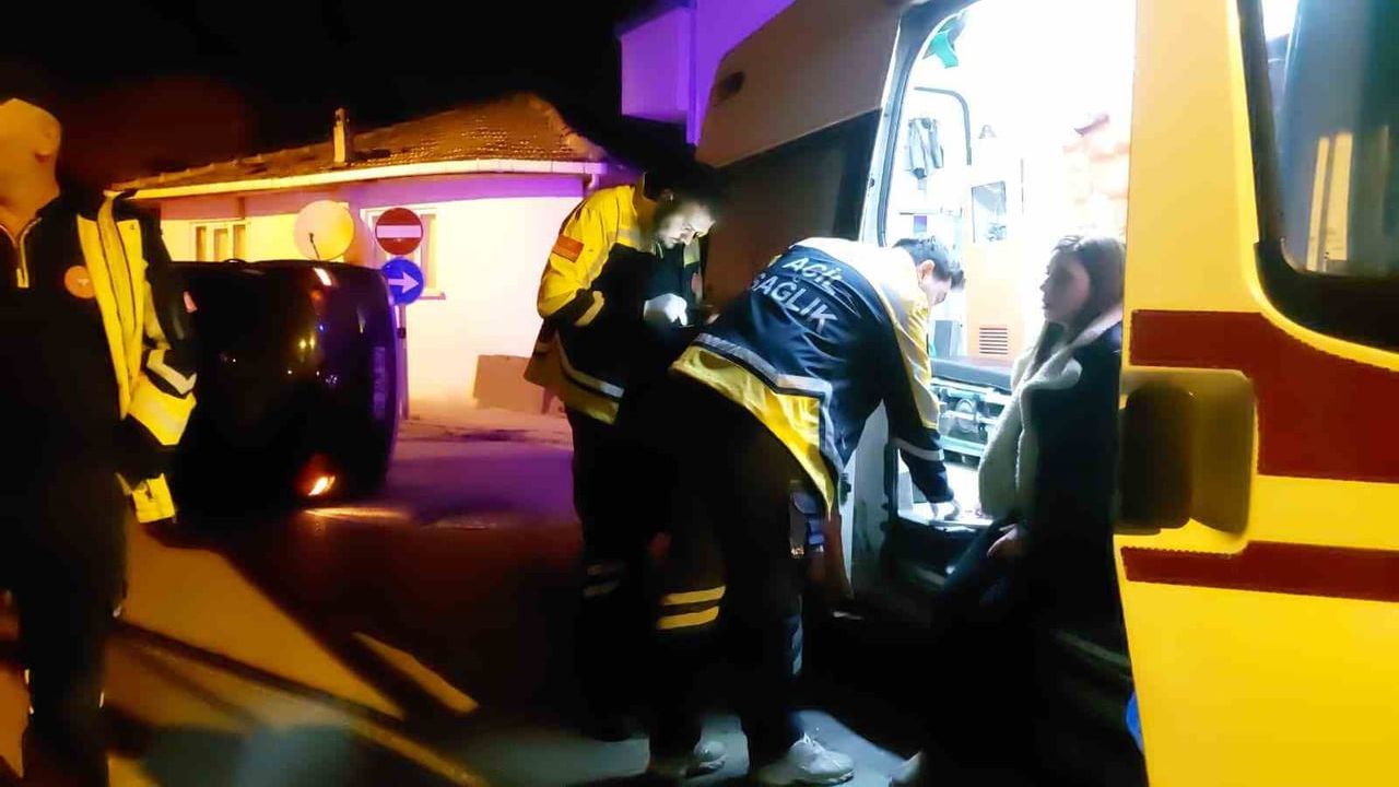 Gaz pedalı takılı kalan otomobil beton çite çarparak yan yattı