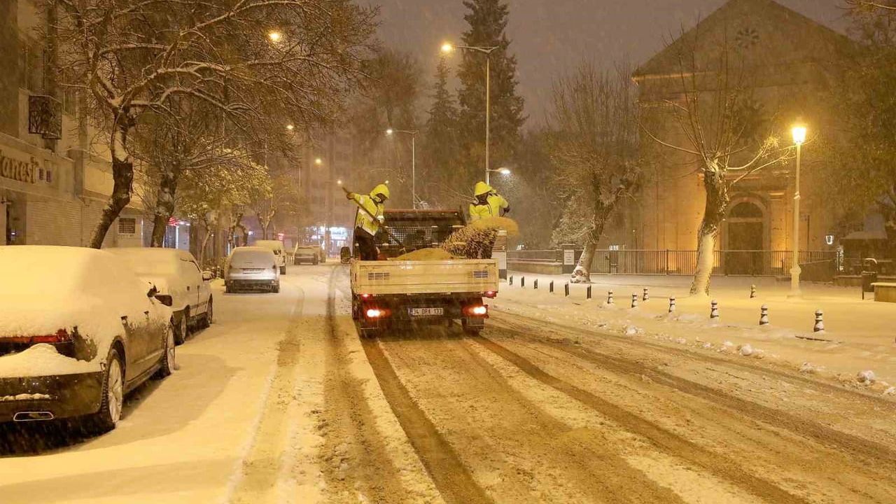 Gaziantep Büyükşehir ekipleri karla mücadelede 7/24 sahada