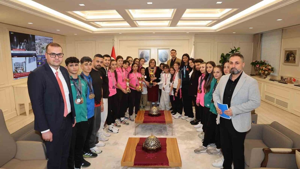 Gaziantep’in şampiyon sporcuları Başkan Fatma Şahin’i ziyaret etti