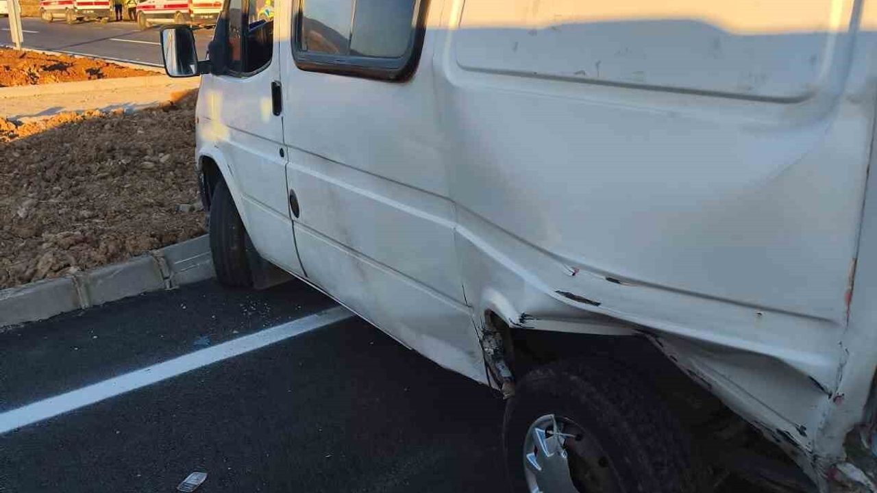 Gaziantep İslahiye’de Otomobil ile Kamyonet Çarpıştı: 5 Yaralı