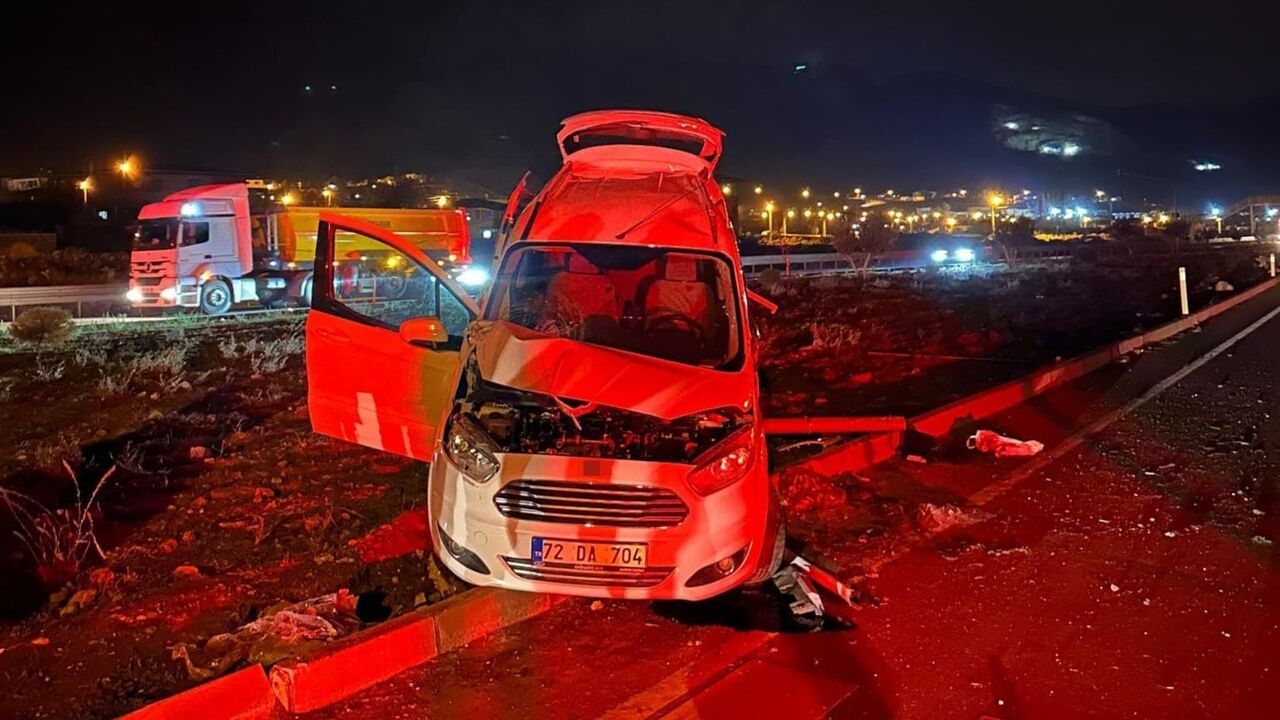 Gaziantep İslahiye'de tırla hafif ticari araç çarpıştı: 2'si çocuk 3 yaralı