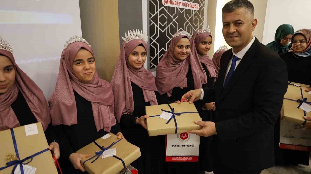 Gaziantep’te 16 öğrenci icazet merasiminde hafızlık belgelerini aldı