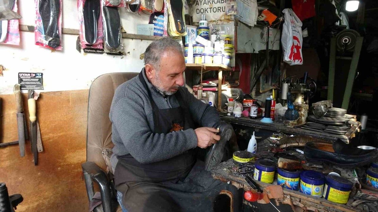 Gaziantep’te 5 metrekarelik dükkânda 30 yıldır ayakkabı tamiri yapan usta