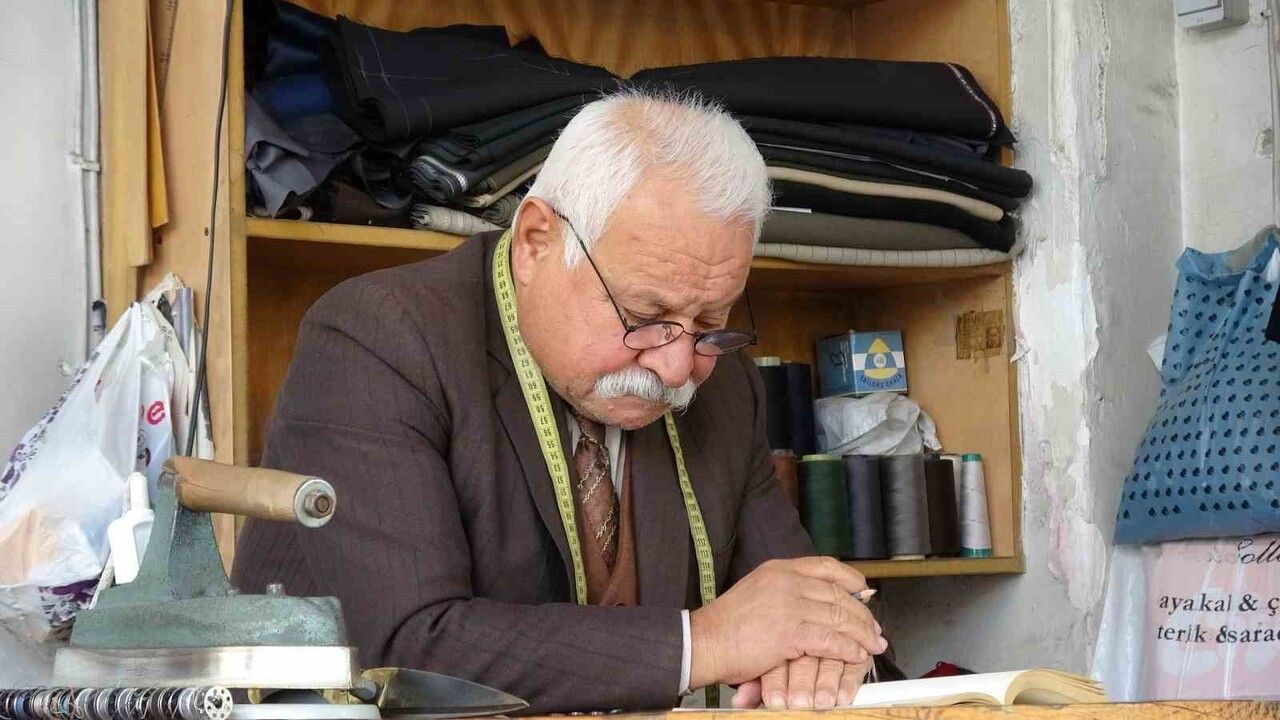 Gaziantep’te 55 yıllık terzi Nezir Canpolat: Elinden kitabı düşmüyor