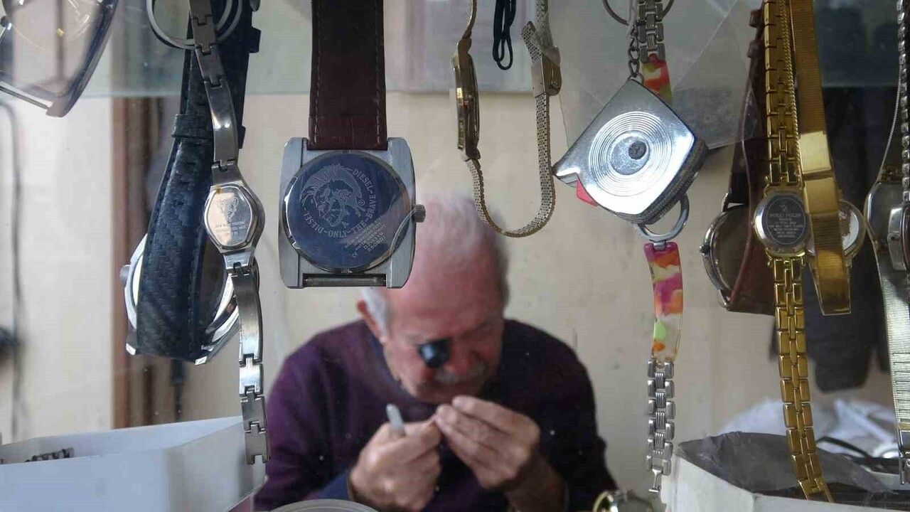 Gaziantep'te 76 yaşındaki saat ustası 61 yıldır zamana ayar veriyor