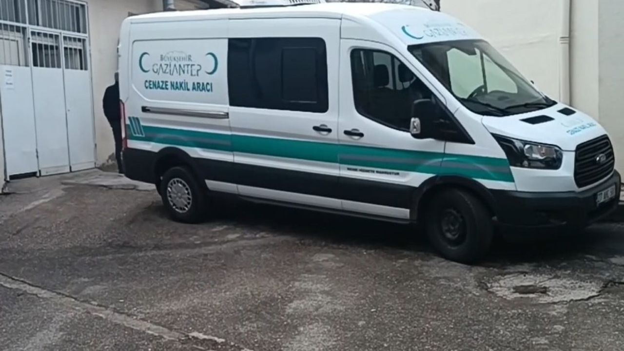 Gaziantep'te bariyere çarpan otomobil alev aldı, sürücü yaşamını yitirdi