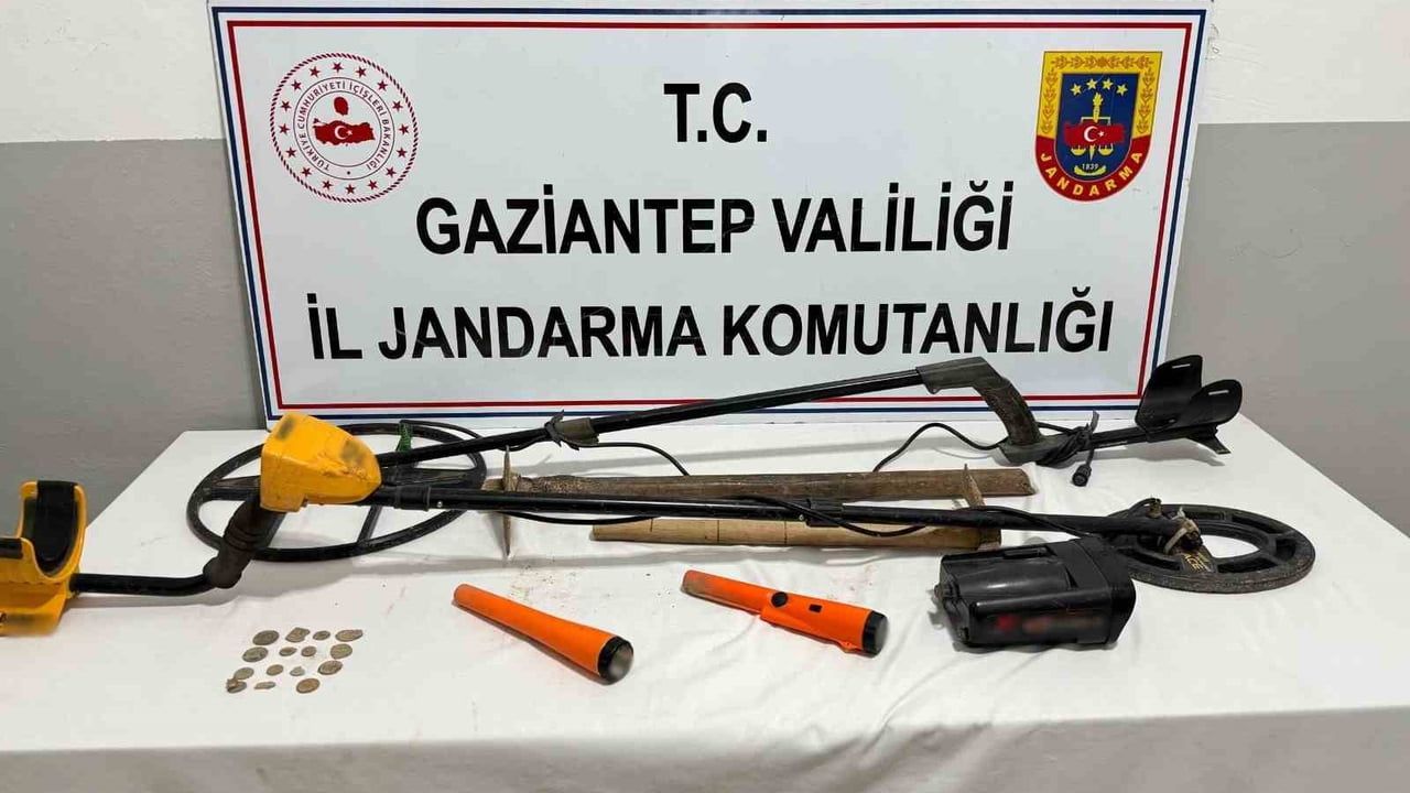 Gaziantep'te kaçak kazıda suçüstü: Roma dönemine ait 15 sikke ele geçirildi