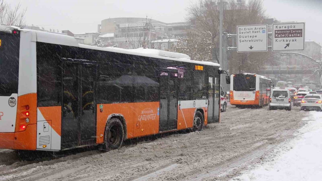 Gaziantep’te kar sevinci: Kent uzun aradan sonra beyaza büründü