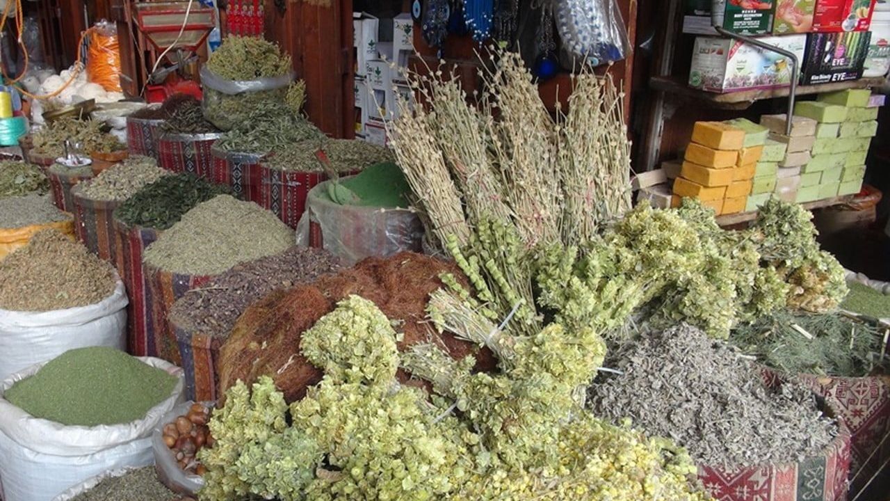 Gaziantep'te kışla birlikte aktarlara yönelim: Kış çaylarına talep arttı