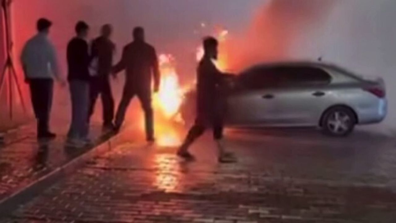 Gaziantep'te Park Halindeki Otomobil Alev Aldı, Araç Kullanılamaz Hale Geldi
