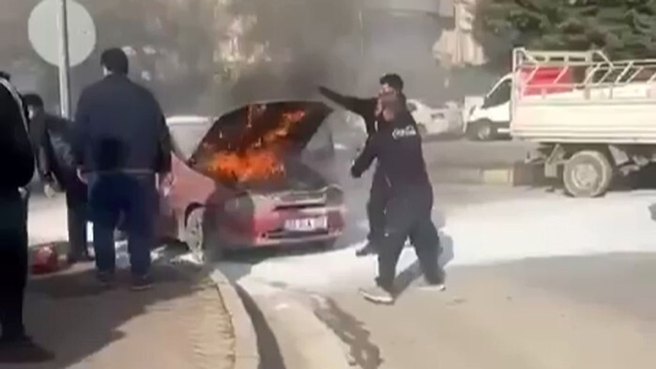 Gaziantep'te seyir halindeki otomobil alevlere teslim olmadı