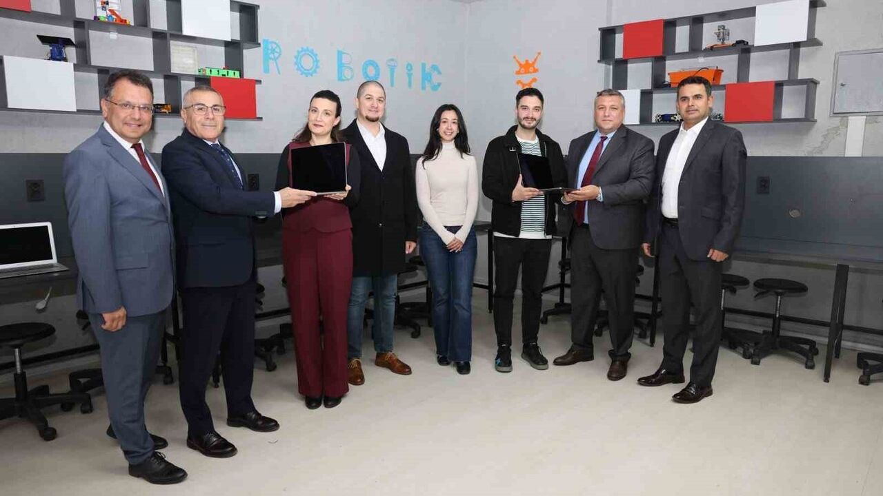 Gaziemir'de firmalardan okullara bilgisayar bağışı kampanyası