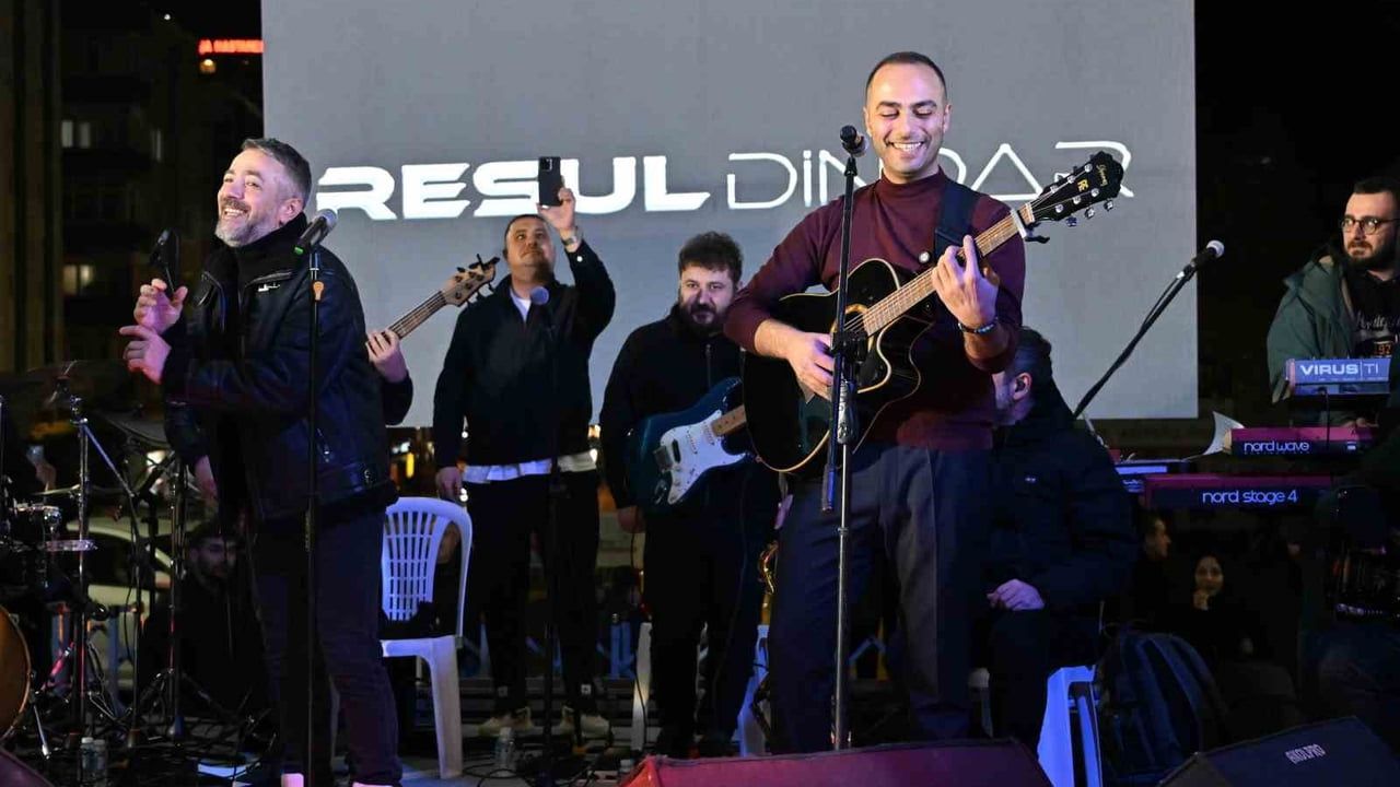 Gaziosmanpaşa 1. Hamsi Festivali'nde Başkan Vekili Karadeniz'den gitar sürprizi