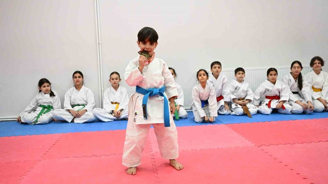 Gaziosmanpaşalı 7 yaşındaki Kaan Ayaz Taç’tan çifte şampiyonluk