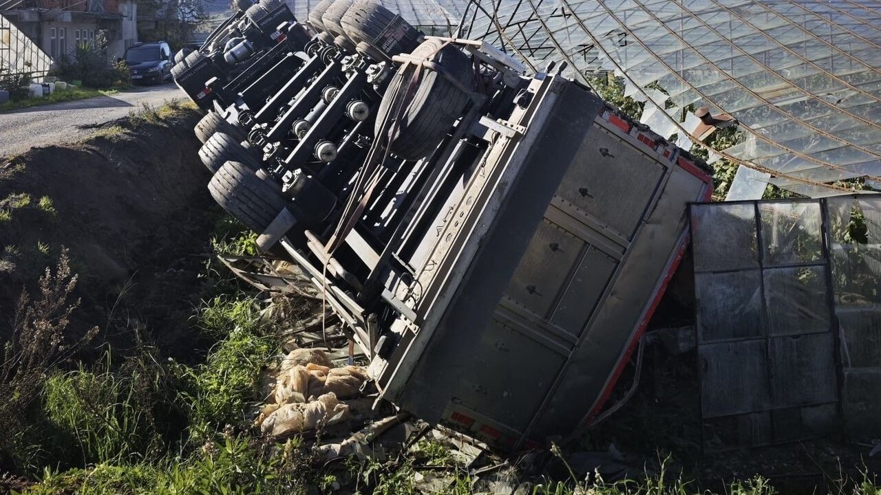 Gazipaşa'da kamyon devrildi: sürücü yaralandı