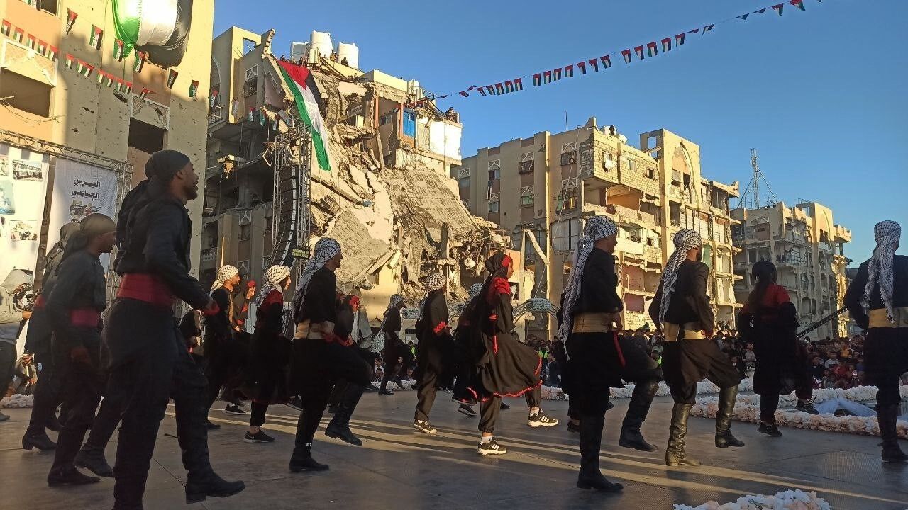 Gazze'de 54 çift enkazlar arasında toplu nikahla evlendi