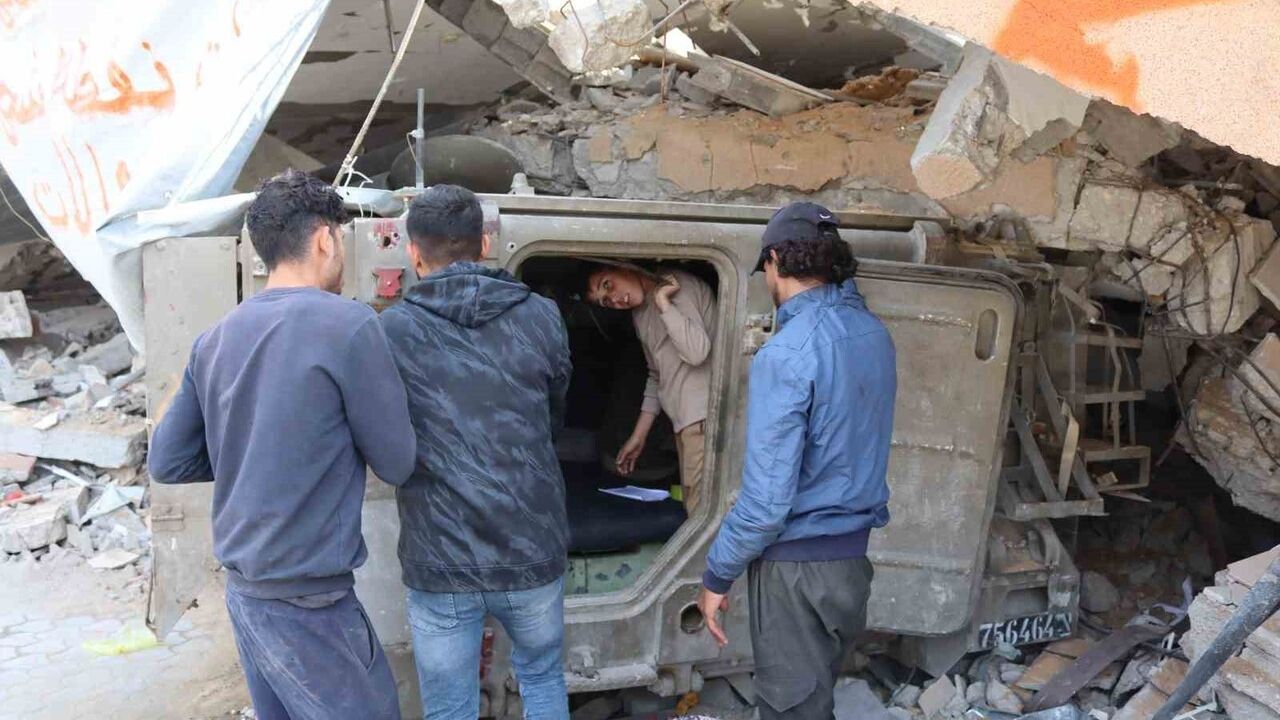 Gazze'de Yahya Hajij, terk edilmiş zırhlıyı güneş enerjili şarj istasyonuna dönüştürdü