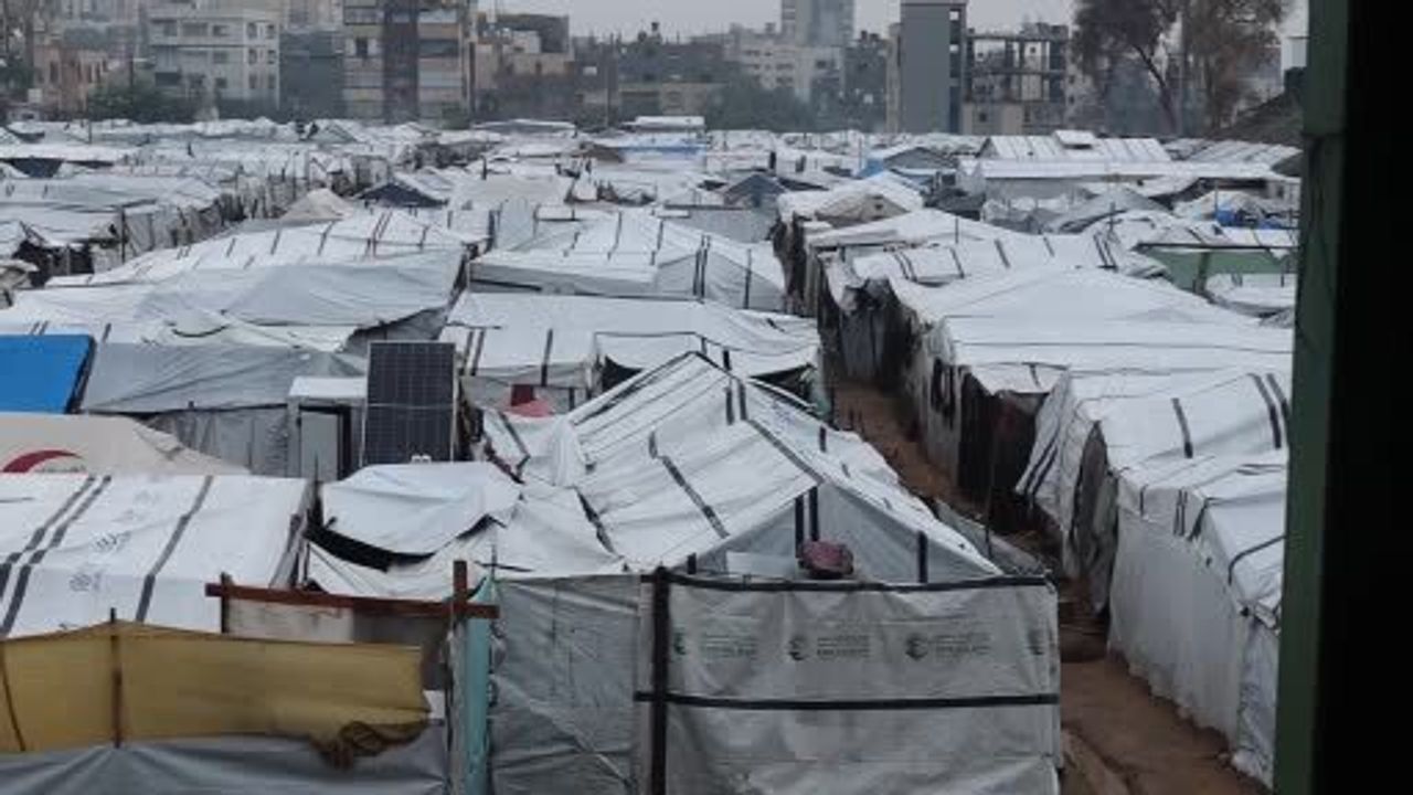 Gazze'de Yerinden Edilenlerin Çadırları Sağanakta Sular Altında