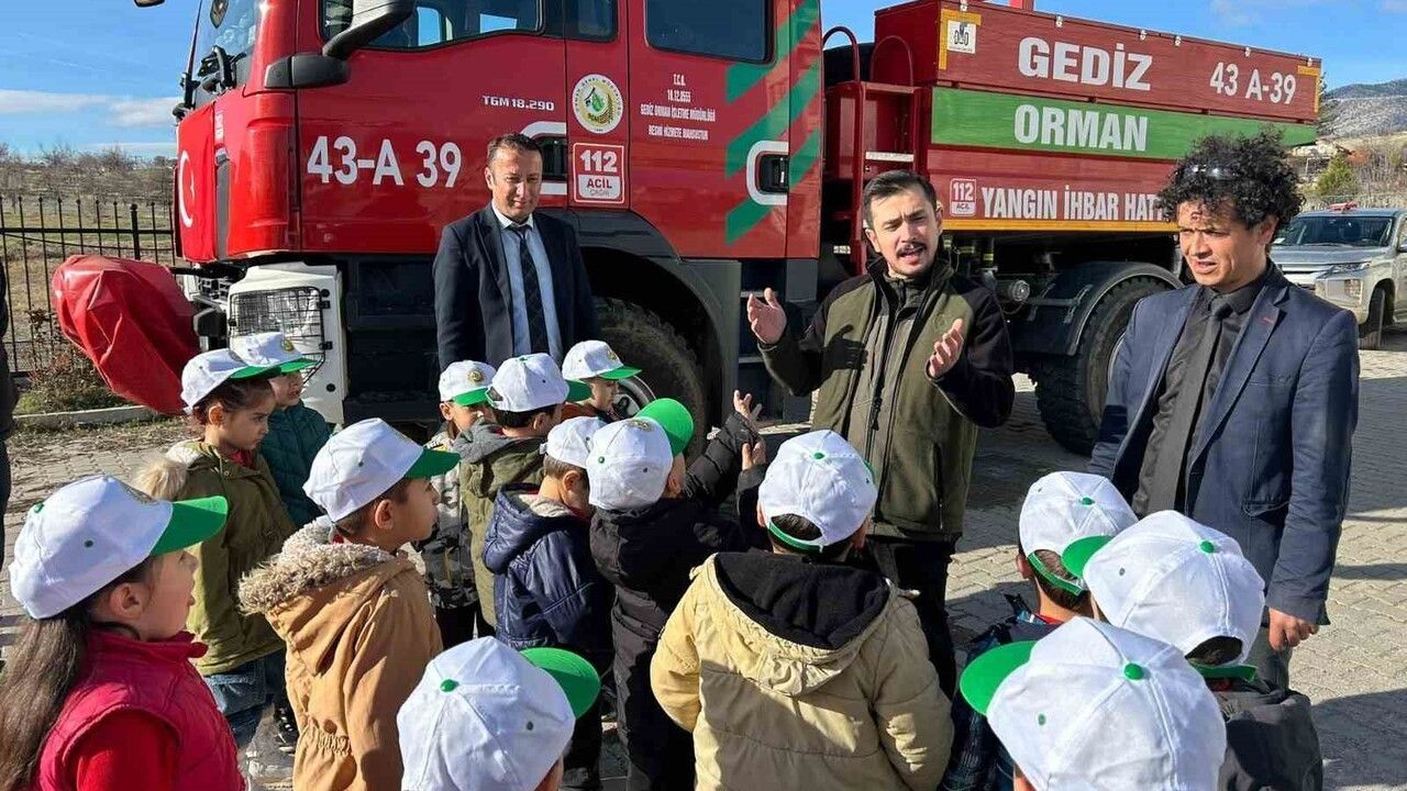Gediz'de Ana Sınıfı Öğrencileri 40 Kızılçam Fidanı Dikti