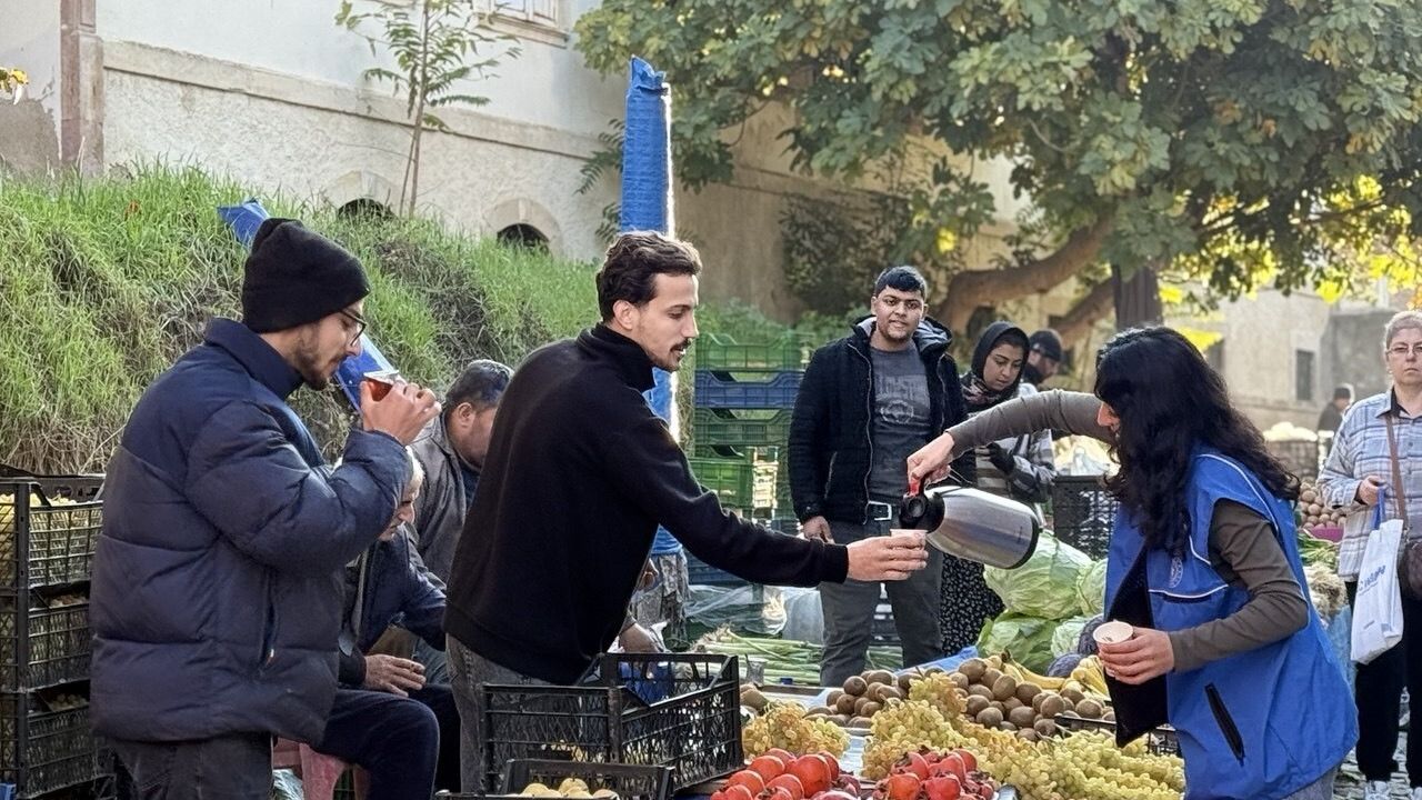 Genç gönüllülerden Salı pazarı esnafına sıcak çay ikramı