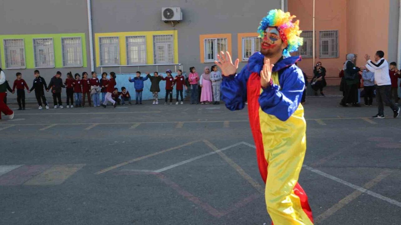 Genç Yeşilay ve Genç Kızılay Diyarbakır Fatih İlkokulu'nda bağımlılık farkındalığı oluşturdu