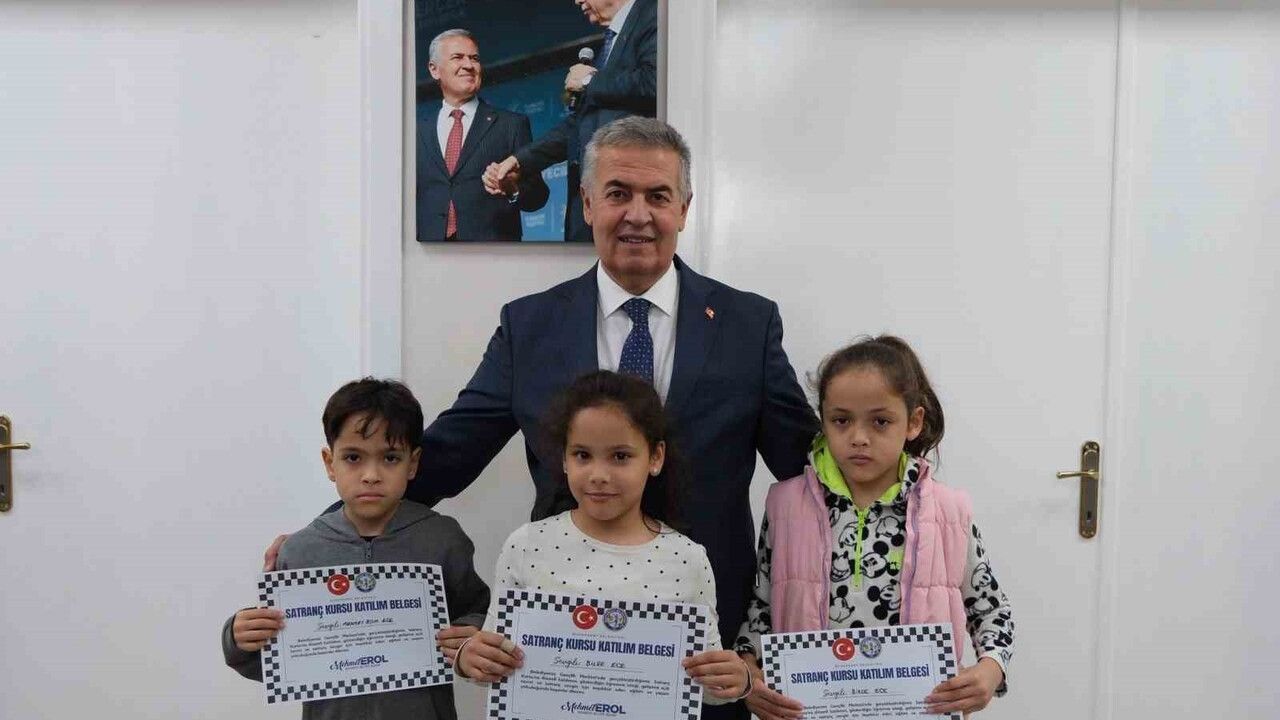 Gençlik Merkezi'nde satranç kursunu tamamlayan öğrencilere sertifikalar verildi