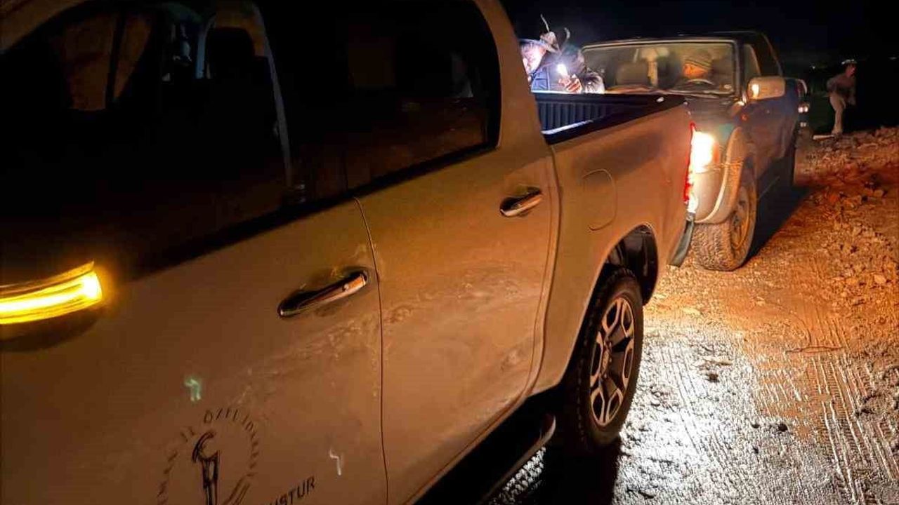 Gercüş'te çamura saplanan pikap Özel İdare ekiplerince kurtarıldı